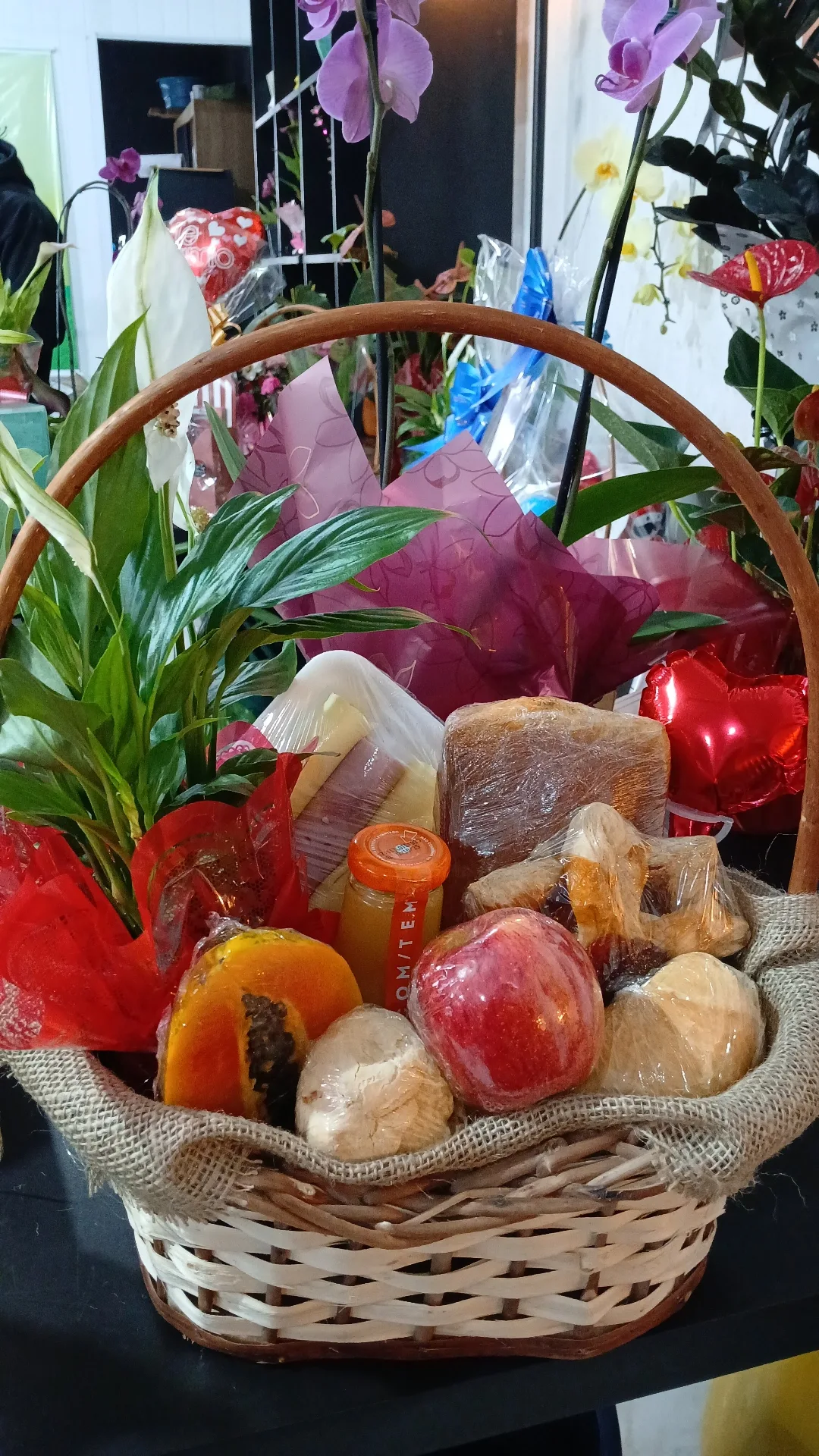 Cesta de café da manhã com flores naturais